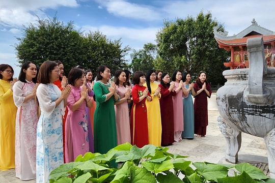 TAND thành phố Thanh Hóa dâng hương đền thờ mẹ Việt Nam anh hùng và các anh hùng liệt sĩ