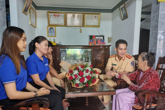 Cảnh sát giao thông Huế thăm và tặng quà cho các mẹ Việt Nam anh hùng