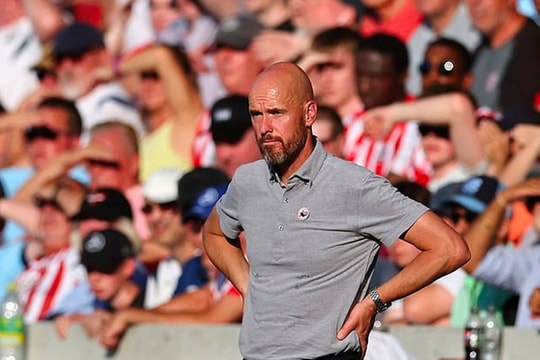 Ten Hag tìm cách loại cầu thủ, còn M.U "lén lút" mời Carlo Ancelotti