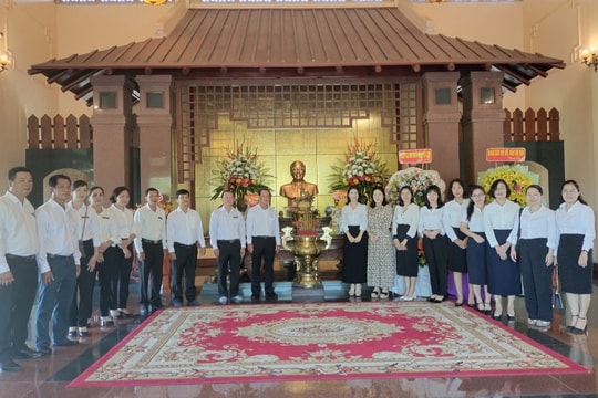 Đoàn công tác TANDTC dâng hoa, dâng hương tưởng niệm cố Thủ tướng Võ Văn Kiệt