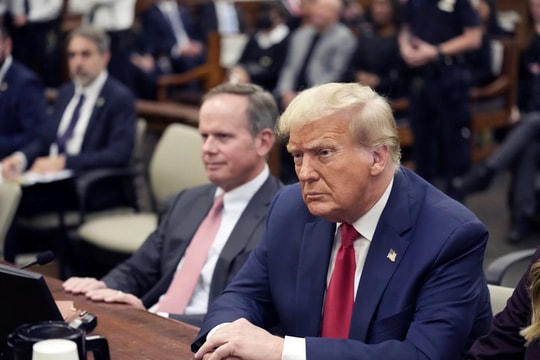Ông Donald Trump bị phạt 5.000 USD vì bài viết phỉ báng nhân viên Tòa án