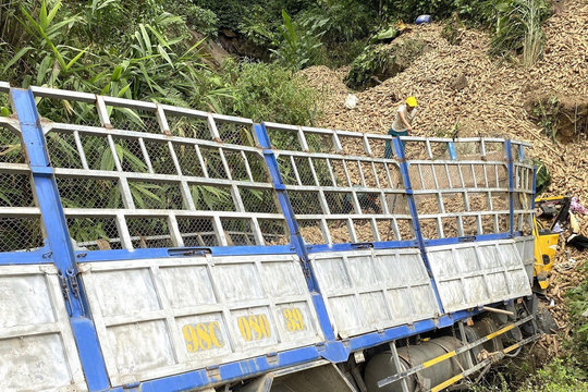 Xe chở sắn lao xuống vực, 3 người thương vong