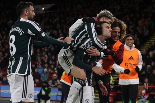 Man Utd được "giải cứu" bằng tuyệt phẩm của Diogo Dalot