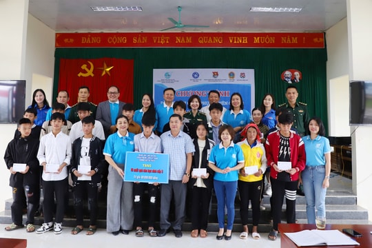 Chương trình "Đồng hành cùng phụ nữ biên cương" tặng quà tại xã biên giới Lai Châu