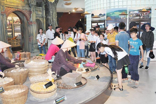 Chú trọng phát triển văn hóa, con người Quảng Ninh