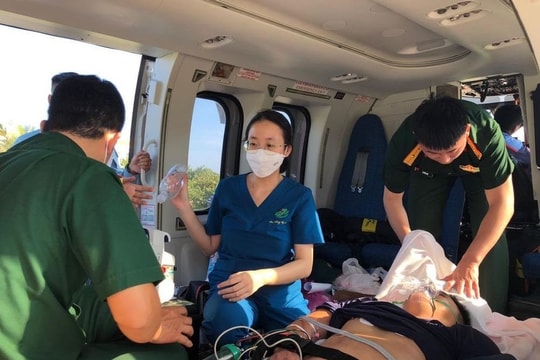Kịp thời đưa ngư dân gặp nạn vào đất liền chữa trị