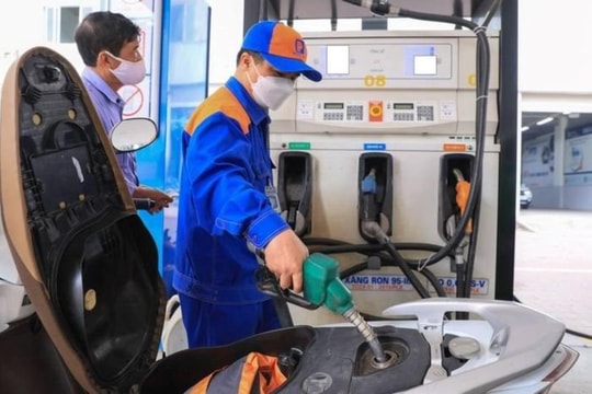 Giá xăng vọt tăng gần 500 đồng/lít