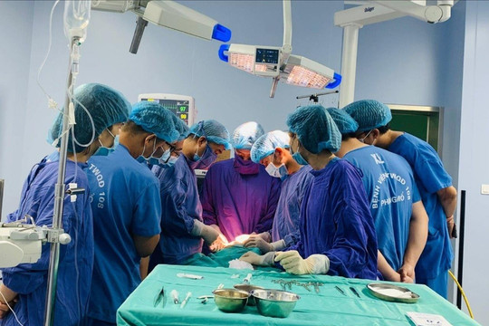 Tiêm oxy già để khử thâm khiến mi mắt hoại tử