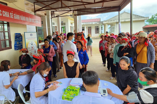 Gần 350 lượt người dân xã vùng biên Mù Cả được khám, cấp thuốc miễn phí