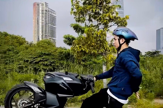 Xác minh nhóm thanh niên “làm xiếc” trên xe máy