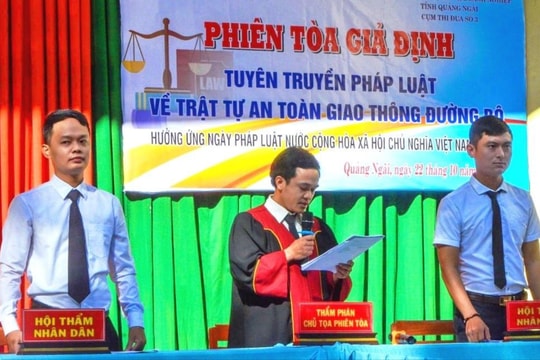 Chi đoàn TAND tỉnh Quảng Ngãi tuyên truyền pháp luật cho học sinh qua phiên tòa giả định