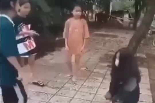 Nữ sinh lớp 7 bị nhóm bạn đánh đập và quay video