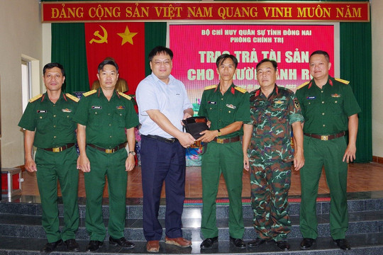 Một quân nhân hai lần nhặt được của rơi tìm người trao trả