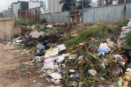 Lo ngại trước nguy cơ trở thành “núi rác” ở chợ hoa Quảng An