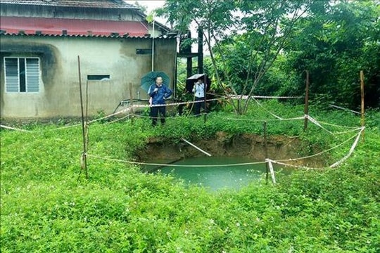 Xuất hiện hố sụt lún sâu 12m sau nhiều ngày mưa lớn tại Quảng Bình