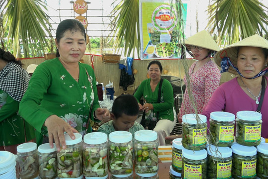 Nhộn nhịp ngày hội mùa nước nổi vùng Láng Linh