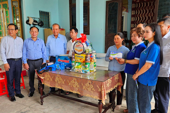 Trao gần 300 suất quà cho ngư dân trong chương trình 'Cùng ngư dân thắp sáng đèn trên biển'