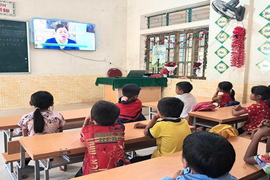 Nỗ lực đưa điện lưới quốc gia về 12 bản biên giới khó khăn