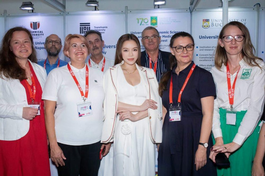 Lý Nhã Kỳ thăm các trường đại học Romania tại TP.HCM