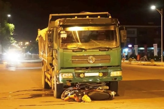 Va chạm với xe tải, 2 cha con tử vong