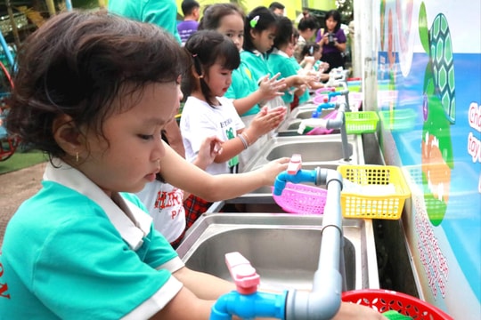 Mang nước sạch đến trẻ em vùng cao Quảng Ngãi