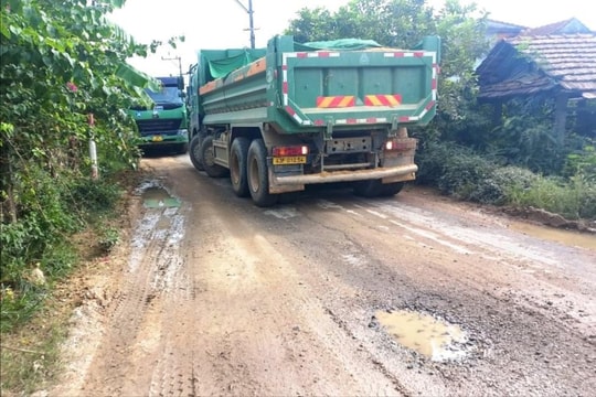 Tiềm ẩn nguy cơ tai nạn khi xe tải chở đất “tung hoành” đường quê
