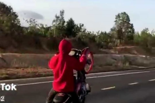 Xử phạt 2 trường hợp điều khiển xe máy bốc đầu rồi quay Tiktok