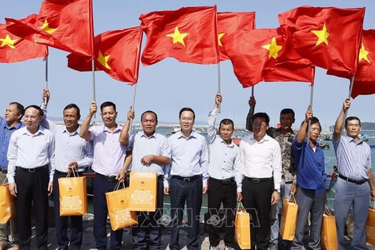 Chủ tịch nước Võ Văn Thưởng thăm quân và dân huyện đảo Cô Tô