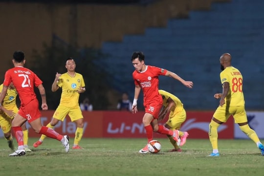 Hoàng Đức tiến sát danh hiệu Quả bóng vàng