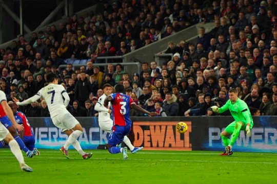 Tottenham giữ chắc đỉnh bảng Ngoại hạng Anh