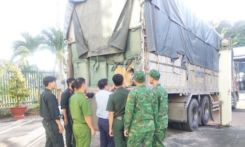 Phát hiện 2 ô tô tải vận chuyển nhiều hàng hóa không rõ nguồn gốc