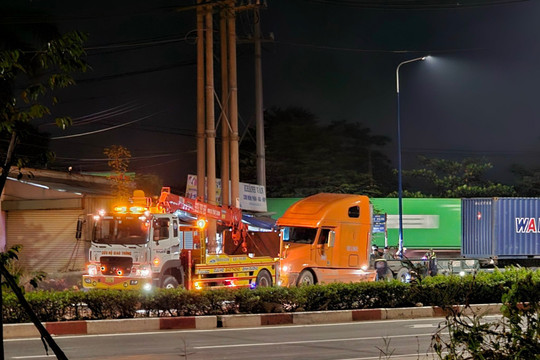 Xe container lên vỉa hè, 2 người thương vong