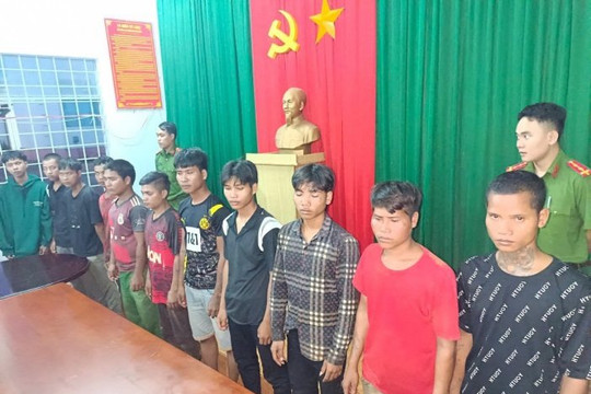 Mâu thuẫn đá bóng, 11 thanh thiếu niên "xử" cầu thủ