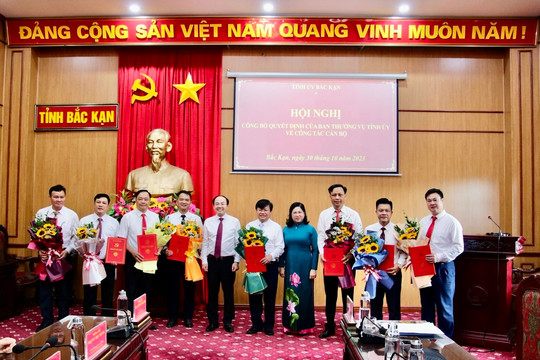 Bắc Kạn điều động, bổ nhiệm 8 cán bộ lãnh đạo quản lý