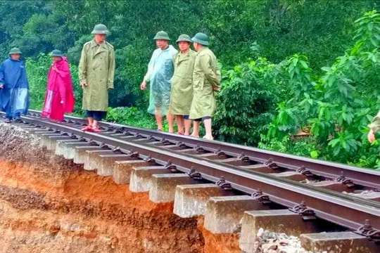 Hà Tĩnh: Sạt lở khiến tuyến đường sắt Bắc - Nam bị ách tắc