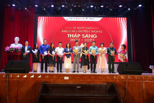 Vinh danh các tác phẩm đoạt giải Báo chí - Truyền thông Thắp sáng (Fire Up) 2022-2023