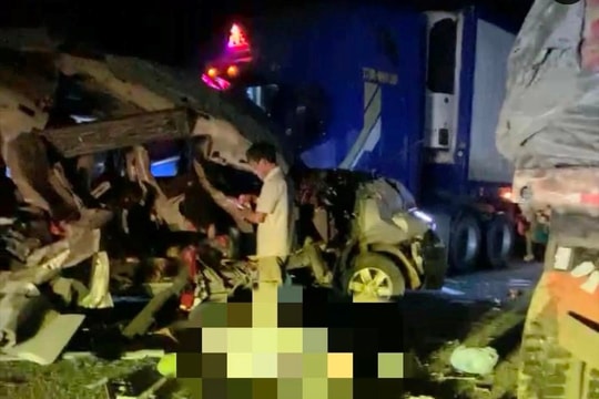 Ô tô 16 chỗ tông thẳng vào đuôi xe đầu kéo trên QL1A, 5 người tử vong