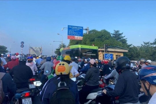 Tai nạn liên hoàn, cầu Chương Dương ùn ứ nhiều giờ
