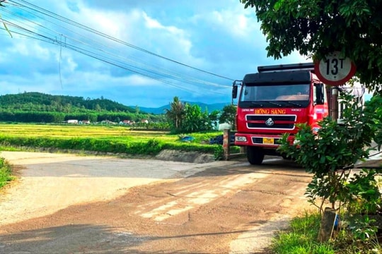 Chủ tịch UBND huyện Mộ Đức nói gì về việc xe tải chở đất 'tung hoành' đường quê?