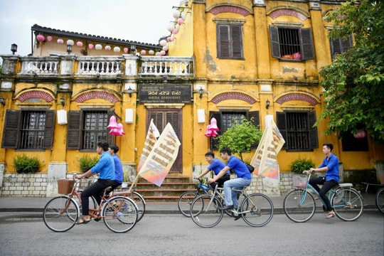 Hội An diễu hành chào mừng nhập Mạng lưới thành phố sáng tạo toàn cầu