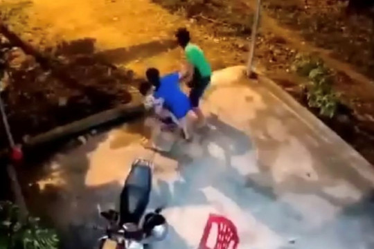 Bố ném con gái 3 tuổi ra ngoài đường