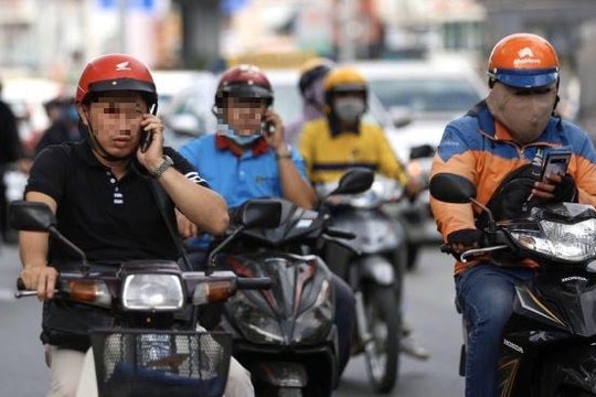 Vừa lái xe vừa nghe điện thoại, chế tài xử phạt thế nào?