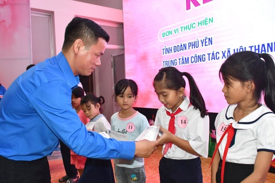 Trung ương Đoàn tặng quà cho học sinh và gia đình khó khăn vùng cao