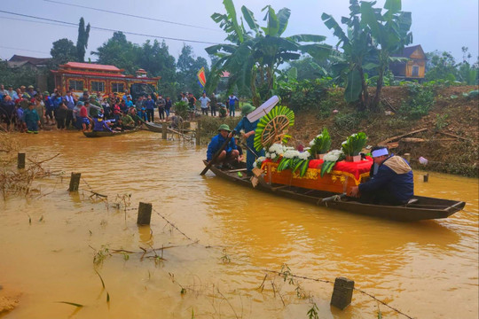 Xót xa cảnh người dân đưa tang trong mưa lũ