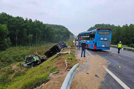 Tai nạn trên cao tốc Cam Lộ - La Sơn, 2 người bị thương