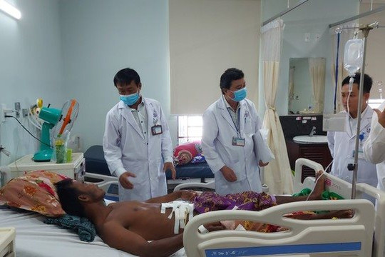 Cứu thành công bệnh nhân Campuchia bị trâu húc thủng bụng