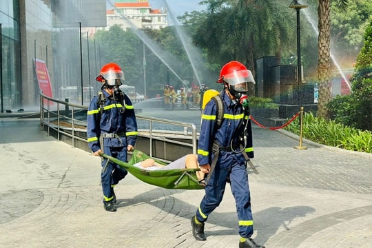 Diễn tập chữa cháy và CNCH tại Trung tâm thương mại Vincom Plaza