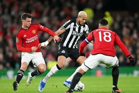 Manchester United thảm bại trên mọi đấu trường