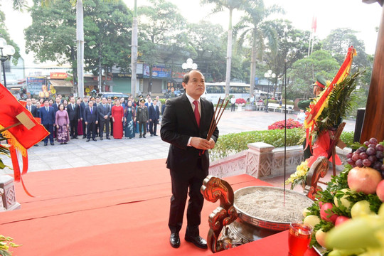 Dâng hương tưởng niệm Chủ tịch Hồ Chí Minh và đồng chí Hoàng Văn Thụ
