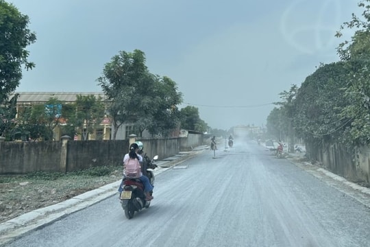 Người dân bức xúc vì bụi mù mịt khi thi công đường qua trường học